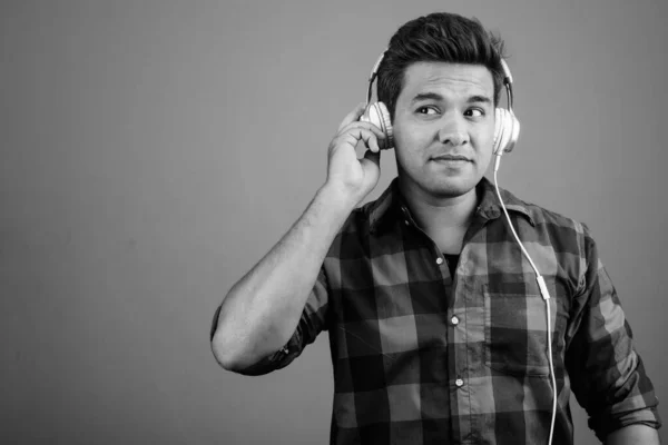 Plan Studio Homme Hipster Indien Avec Écouteurs Écoutant Musique Sur — Photo