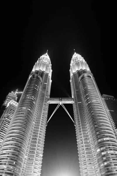 クアラルンプールの夜の有名なペトロナスタワーの低角度ビュー マレーシア黒と白で — ストック写真