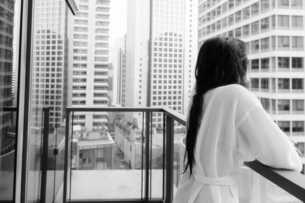 Портрет Молодой Красивой Азиатки Наслаждающейся Видом Город Балкона Черно Белом — стоковое фото