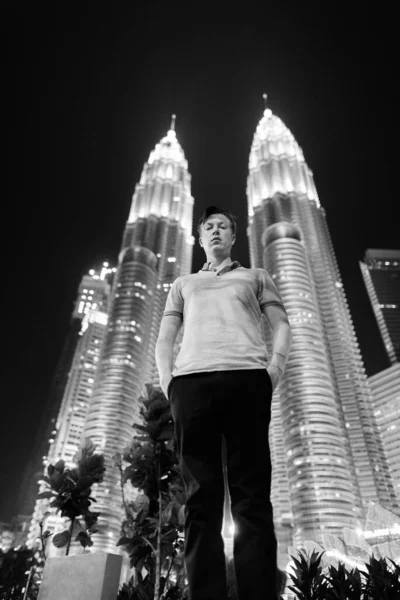 Portrait Young Handsome Man Low Angle View Twin Towers Night — Stockfoto