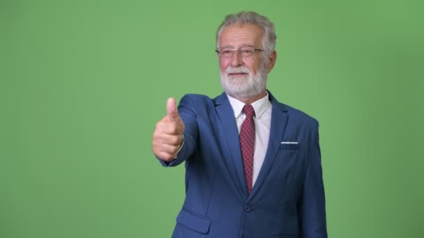 Frumos senior barbă om de afaceri pe fundal verde — Videoclip de stoc