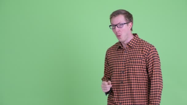 Szczęśliwy młody hipster człowiek pstrykając palcami i dając kciuki w górę — Wideo stockowe