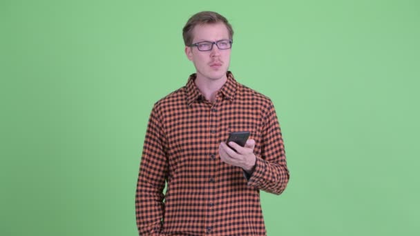 Jovem hipster homem se perder e usando o telefone como mapa — Vídeo de Stock