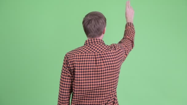 Вид спереду молодого хіпстера, вказуючи пальцем — стокове відео