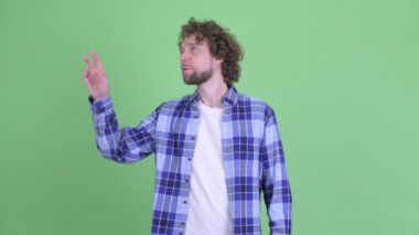 Mutlu genç sakallı hippi etrafa bakıyor.