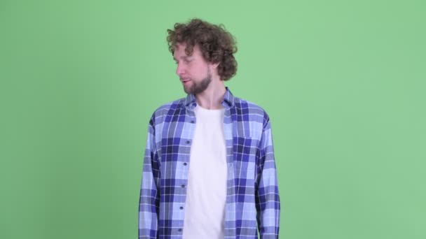 Estressado jovem homem hipster barbudo olhando ao redor — Vídeo de Stock