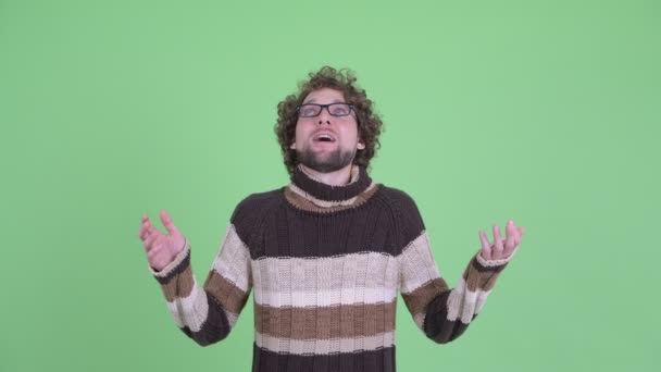 Šťastný mladý vousatý muž chytající něco — Stock video