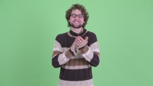 Gelukkige jonge man met baard klappende handen — Stockvideo
