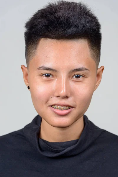 Studio Shot Joven Asiática Lesbiana Con Pelo Corto Sobre Fondo —  Fotos de Stock