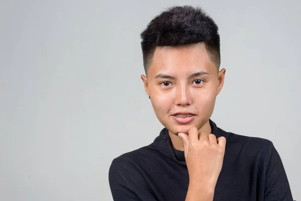 Estúdio Tiro Jovem Mulher Lésbica Asiática Com Cabelo Curto Contra — Fotografia de Stock