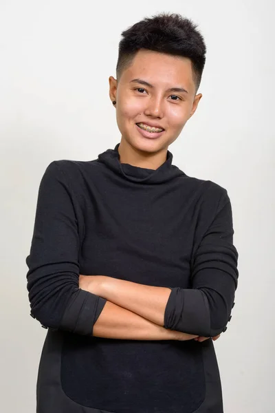 Beyaz Arka Planda Kısa Saçlı Asyalı Lezbiyen Kadının Stüdyo Fotoğrafı — Stok fotoğraf