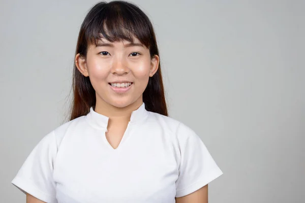Estudio Disparo Joven Mujer Asiática Sobre Fondo Blanco —  Fotos de Stock