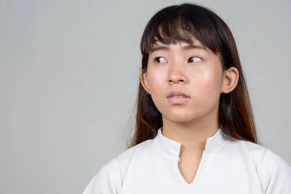 Estúdio Tiro Jovem Mulher Asiática Contra Fundo Branco — Fotografia de Stock