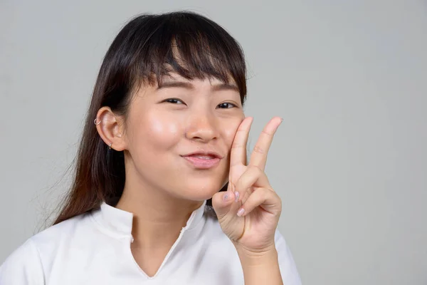 Estúdio Tiro Jovem Mulher Asiática Contra Fundo Branco — Fotografia de Stock