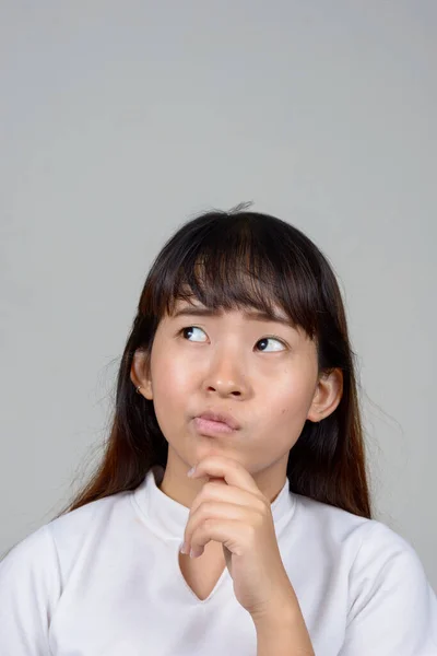 Estudio Disparo Joven Mujer Asiática Sobre Fondo Blanco — Foto de Stock