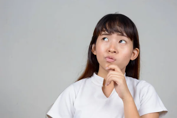 Studio Shot Van Jonge Aziatische Vrouw Tegen Witte Achtergrond — Stockfoto