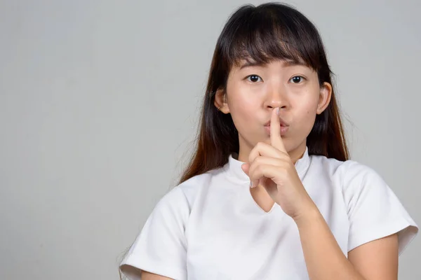 Studio Colpo Giovane Donna Asiatica Contro Sfondo Bianco — Foto Stock