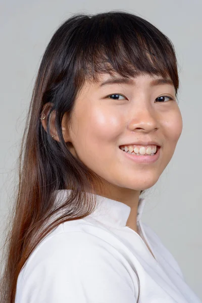 Estúdio Tiro Jovem Mulher Asiática Contra Fundo Branco — Fotografia de Stock