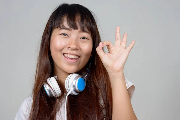 白い背景を持つ若いアジア人女性のスタジオショット — ストック写真