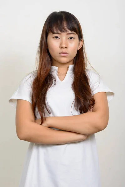 背景为白色的年轻亚洲女子演播室照片 — 图库照片