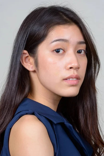 Beyaz Arka Planda Genç Güzel Asyalı Kadınının Stüdyo Çekimi — Stok fotoğraf