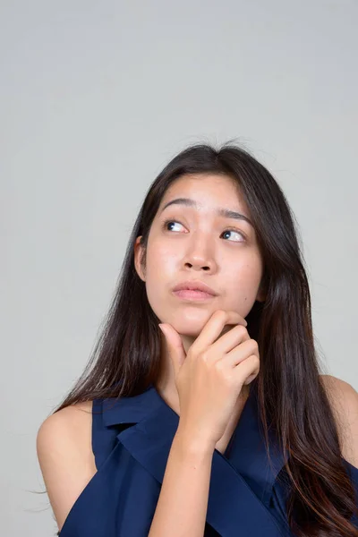 Studio Shot Van Jong Mooi Aziatisch Zakenvrouw Tegen Witte Achtergrond — Stockfoto