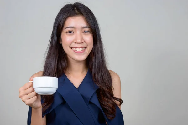 Studio Záběr Mladé Krásné Asijské Businesswoman Proti Bílému Pozadí — Stock fotografie