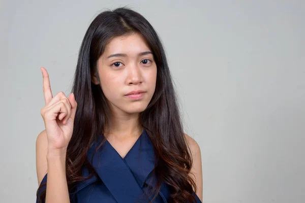 Studio Shot Van Jong Mooi Aziatisch Zakenvrouw Tegen Witte Achtergrond — Stockfoto