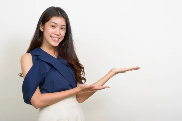 Estúdio Tiro Jovem Bela Mulher Negócios Asiática Contra Fundo Branco — Fotografia de Stock