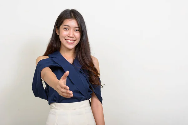 Studio Záběr Mladé Krásné Asijské Businesswoman Proti Bílému Pozadí — Stock fotografie