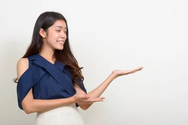 Estúdio Tiro Jovem Bela Mulher Negócios Asiática Contra Fundo Branco — Fotografia de Stock