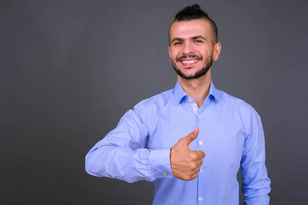 Studioaufnahme Eines Gut Aussehenden Türkischen Geschäftsmannes Vor Grauem Hintergrund — Stockfoto