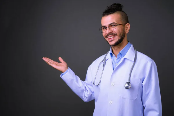 Studio Ditembak Tampan Turki Pria Dokter Terhadap Latar Belakang Abu — Stok Foto