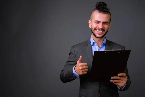 Studioaufnahme Eines Gut Aussehenden Türkischen Geschäftsmannes Anzug Vor Grauem Hintergrund — Stockfoto