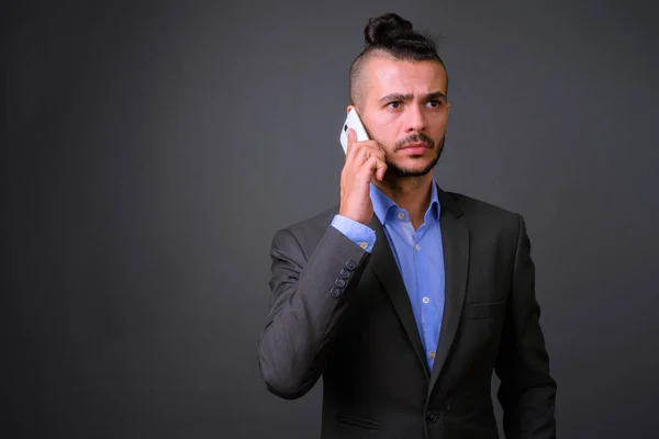 Estúdio Tiro Belo Empresário Turco Usando Telefone Celular Contra Fundo — Fotografia de Stock