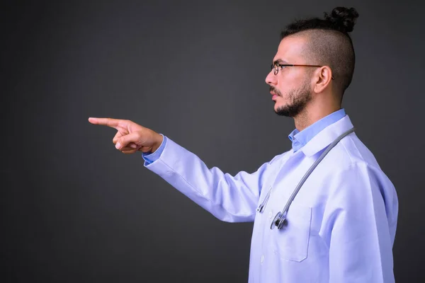 Estudio Disparo Guapo Turco Hombre Médico Sobre Fondo Gris —  Fotos de Stock