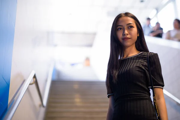 Portrait Young Beautiful Asian Tourist Woman Exploring City — Foto Stock