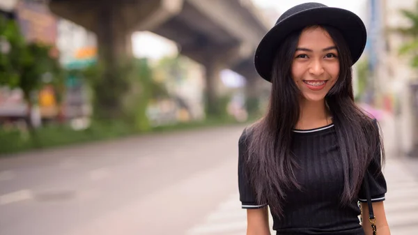 Portrait Young Beautiful Asian Tourist Woman Exploring City — Fotografia de Stock
