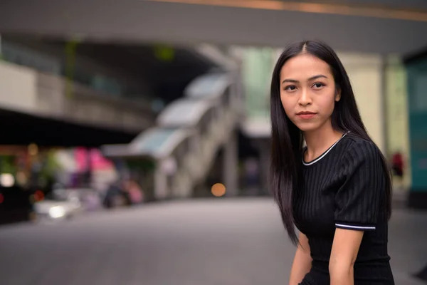 Portrait Young Beautiful Asian Tourist Woman Exploring City — Foto Stock