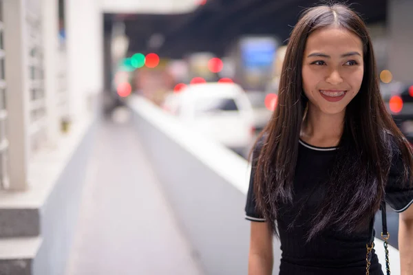 Portrait Young Beautiful Asian Tourist Woman Exploring City — Foto Stock