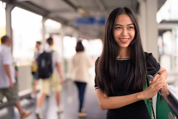 Portrait Young Beautiful Asian Tourist Woman Exploring City — Foto de Stock