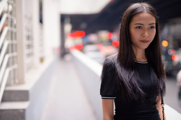 Portrait Young Beautiful Asian Tourist Woman Exploring City — Foto Stock