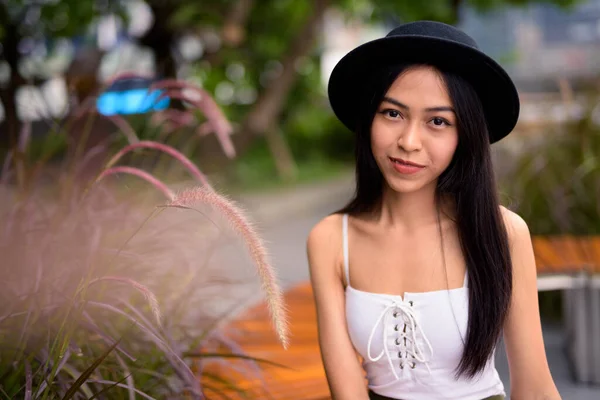 Portrait Young Beautiful Asian Tourist Woman Exploring City — Zdjęcie stockowe