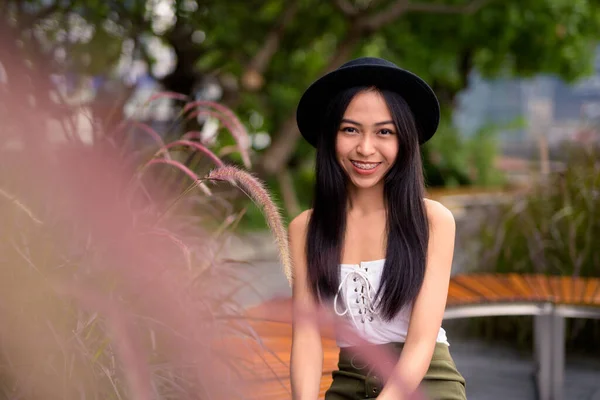 Portrait Young Beautiful Asian Tourist Woman Exploring City — Φωτογραφία Αρχείου