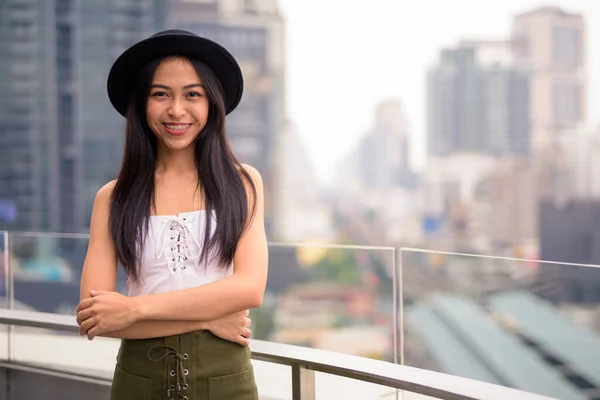 Portrait Young Beautiful Asian Tourist Woman Exploring City — Foto Stock