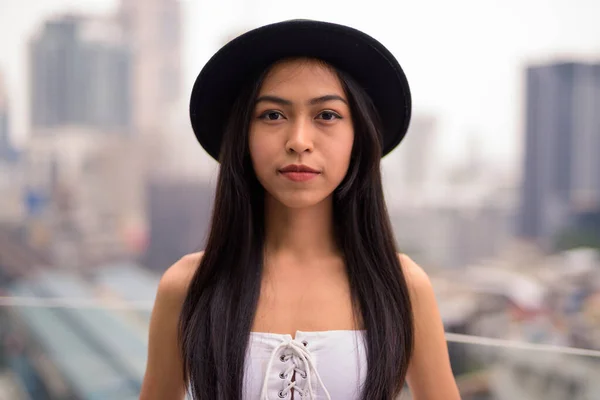 Portrait Young Beautiful Asian Tourist Woman Exploring City — Foto Stock
