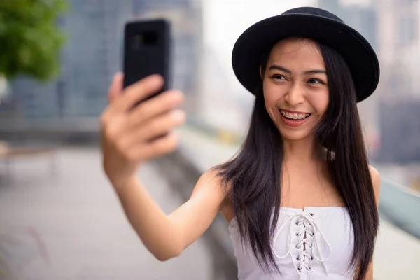 Portrait Young Beautiful Asian Tourist Woman Exploring City — Photo