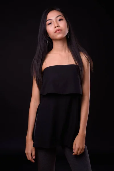 Estudio Disparo Joven Hermosa Mujer Asiática Sobre Fondo Negro — Foto de Stock