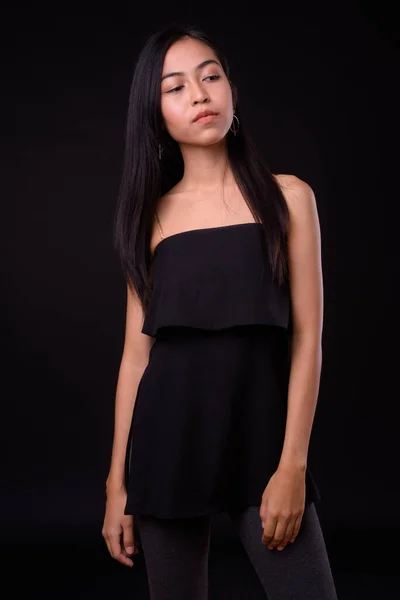 Studio Skott Ung Vacker Asiatisk Kvinna Mot Svart Bakgrund — Stockfoto