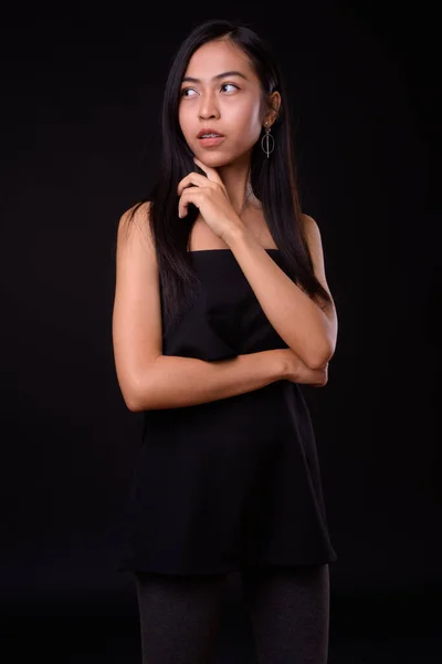 Portret van jonge mooie Aziatische vrouw denken — Stockfoto